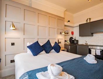 Studio with Scenic Marina Views - Sleeps 3 4