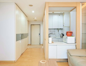 STUNNING 1-bedroom CORNER condo with Lots of Sunlight and your "Premier" Host! 3
