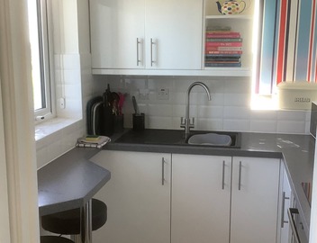 Stunning 2 Bedroom Apartment With Panoramic Sea Views private garden & parking 4