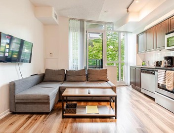 Stunning DT Waterfront Suite with Swimming Pool 3