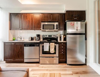 Stunning DT Waterfront Suite with Swimming Pool 4