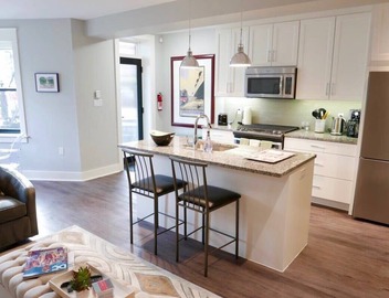 Stunning Logan Circle Apt - With Parking! 2