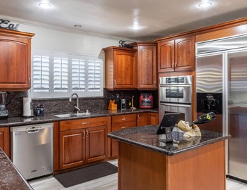 Stunning, Pvt Lux Home-Modern Vibe-King Bed, Jacuzzi, Fire Pit, BBQ, Much More! 2