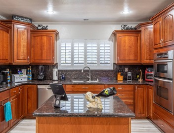 Stunning, Pvt Lux Home-Modern Vibe-King Bed, Jacuzzi, Fire Pit, BBQ, Much More! 5