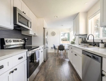 Stylish 2-bd Home, Blocks to Shops & Light Rail 3