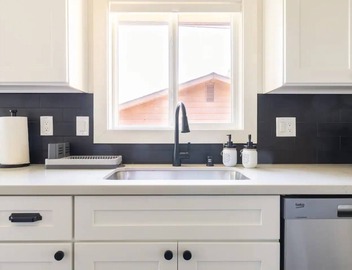 Stylish 2-bd Home, Blocks to Shops & Light Rail 4