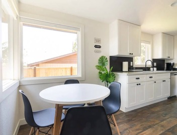Stylish 2-bd Home, Blocks to Shops & Light Rail 5