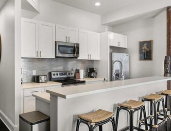 Stylish 2-Bedroom Apartment in Garden District 4