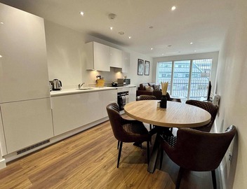 Stylish 2BR Apt Bracknell | Near Ascot 4