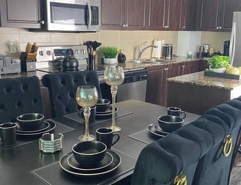 Stylish 3-bed Toronto Waterfront Suite. 15 minutes from Union Station 2