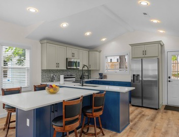 Stylish 4BR Haven Backyard and Fire Pit 2