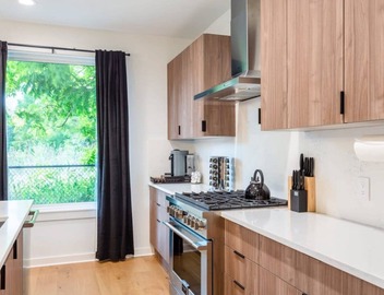 Stylish Clubhouse Retreat w/Hot Tub near Downtown 5