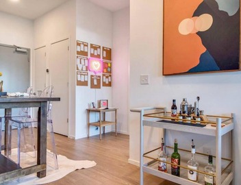 Stylish downtown condo w/pool & parking 2