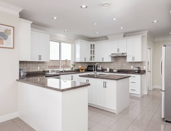 Stylish Ensuite with Living Room in Luxury House 2