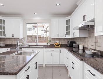 Stylish Ensuite with Living Room in Luxury House 3