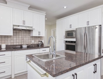 Stylish Ensuite with Living Room in Luxury House 4