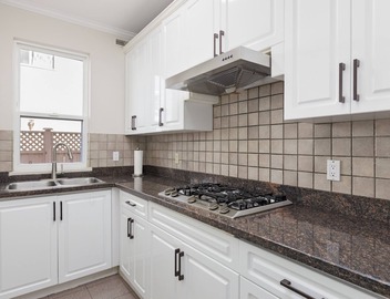 Stylish Ensuite with Living Room in Luxury House 5