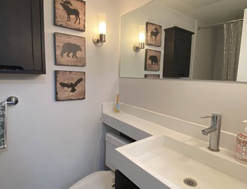 Stylish Fully Furnished 1 Bedroom Condo close to CN Tower 4