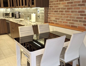Stylish Gastown Loft/Soaker Tub, Steam Shower & Wood Stove 4