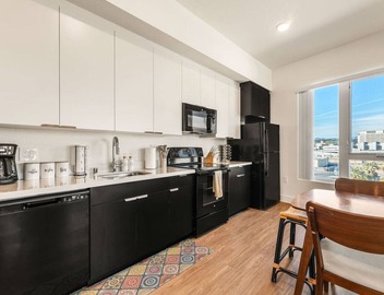 Stylish Haven with Scenic DTLA Views & Parking - Walking to Little Tokyo 2
