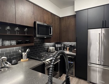 Stylish Miracle Mile Studio 2