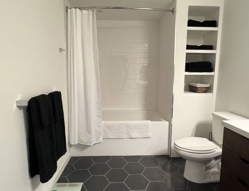 Stylish Miracle Mile Studio 4