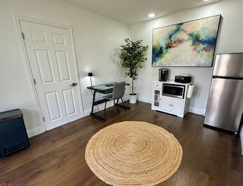 Stylish Private Suite in College Park, Walk to Shops & Dining 3
