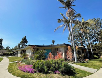 Stylish suite near beach & LAX—private entry, vibrant decor, cozy comfort. 3