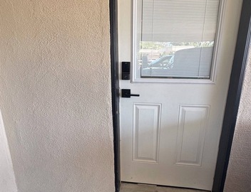 Stylish suite near beach & LAX—private entry, vibrant decor, cozy comfort. 4