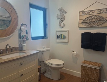 Stylish suite near beach & LAX—private entry, vibrant decor, cozy comfort. 5