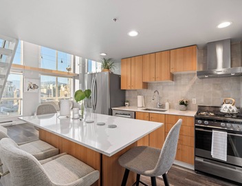 Sun-Drenched Downtown Loft - Views of Skyline 2