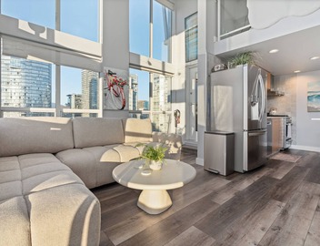 Sun-Drenched Downtown Loft - Views of Skyline 3