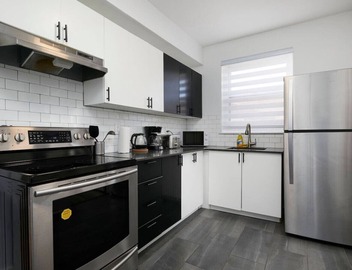 Sunlit 2BR Retreat – Experience MTL in Comfort 2