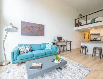 Sunlit Downtown Loft | Walk to Yaletown 4