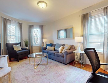 Sunny,spacious, sleeps 4, steps to MBTA,Hospitals. 5