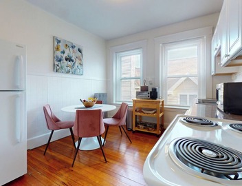 Sunny,spacious, sleeps 4, steps to MBTA,Hospitals. 4