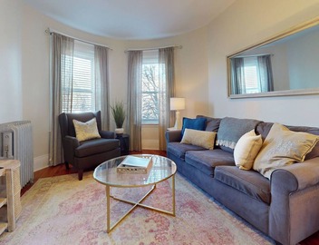Sunny,spacious, sleeps 4, steps to MBTA,Hospitals. 3