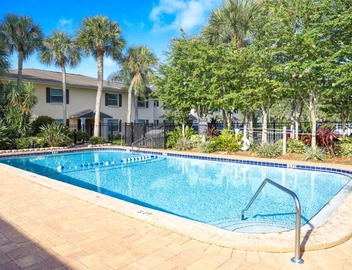 Sunnyside Palms - 2BR, Poolside, 5 min to Beach 4
