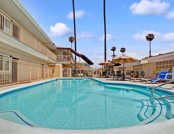 Super 8 by Wyndham Los Angeles-Culver City Area 4