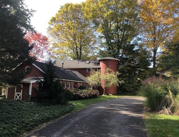 Super comfy, chic converted barn with saltwater pool on 6 acres. 2
