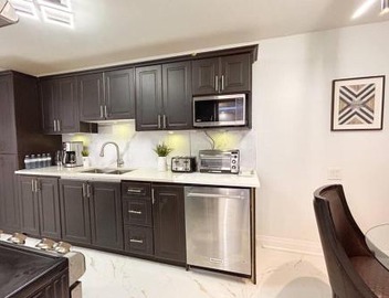 Super Luxury Family Home - 3 Bedrooms, 1 Full Bathroom and 1 Half Washroom with Free Parking, Wifi, Netflix 4
