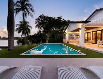 Super Modern Waterfront Paradise Near the Beach 2