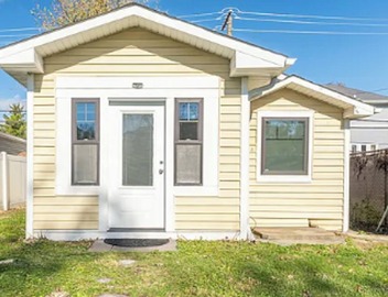 Super Sleek large Tiny house by Westmont Metra large enclosed yard and parking. 5