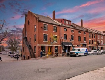 Superb Location! Heart of Old Port-Spacious Apartment 3
