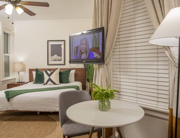 Superior King Room with Ensuite Bathroom 3
