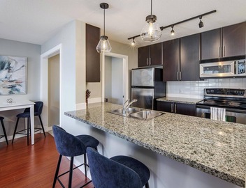 Sweat Condo, Central Location+ One Free Parking! 4