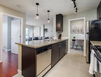 Sweat Condo, Central Location+ One Free Parking! 5