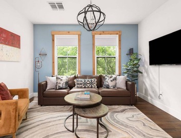 TB212 ~ Exclusive Suite w/Pool ~ 2 Miles to Broadway ~ 1865 Club/Bar On Site ~ Free Parking 2