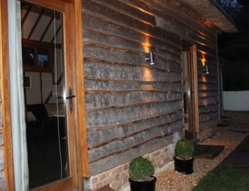 Thatched Barn Overlooking The River Thames 3