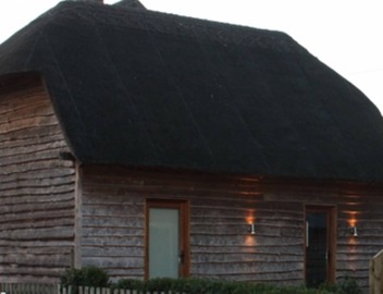 Thatched Barn Overlooking The River Thames 4